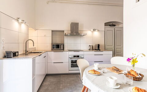 Casa Grandval: Cabinetry, Comptoir, Évier, Evier, Meubles, Cuisine, Cuisinière, Robinet, Bois, Électroménager