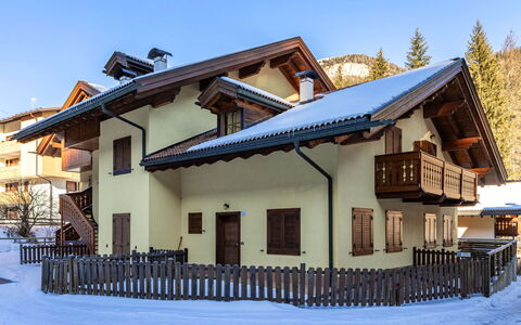 Canazei 275: Maison, Toit, Porte, Chalet, Domicile, Pente, Balcon, Peindre, Siding, Village De Montagne