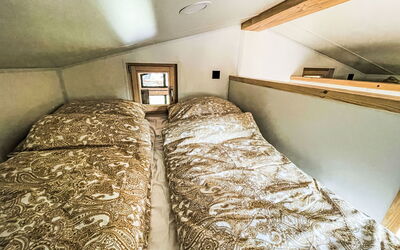 Tiny Haus Glockenalm-Chalet Alpenzauber 200.4: Bois, Chambre, Sol, Design Intérieur, Linge, Sol, Drap De Lit, Lit, Pièce, Literie