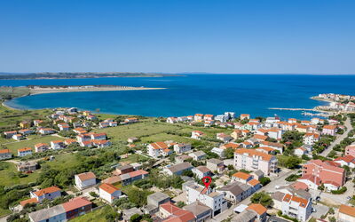 Pag Povljana 106: L'Eau, Ciel, Propriété, Bâtiment, Bleu Azur, Cotiers Et Relief Océaniques, Plage, Design Urbain, Maison, Paysage