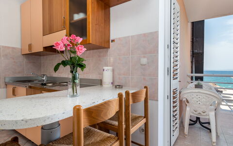 Podstrana 111: Fleur, Table, Meubles, Chaise, Plante, Bois, Bâtiment, Design Intérieur, Architecture, L'Eau