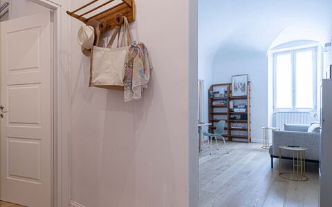 Atelier la Scala: Propriété, Meubles, Porte, Bois, Design Intérieur, Sol, Bâtiment, Sol, Rayonnage, Cabinetry