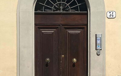 Atelier la Scala: Propriété, Porte, Bois, Architecture, Bâtiment, Accueil Porte, Fenêtre, Maison