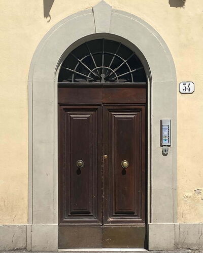 Atelier la Scala: Propriété, Porte, Bois, Architecture, Bâtiment, Accueil Porte, Fenêtre, Maison