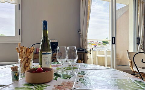 Les Terrasses de Pornic: Meubles, Table, Vaisselle, Chaise, Nappe De Table, Table Cuisine Et Salle A Manger, Serveware, Design Intérieur, Salle À Manger, Drinkware
