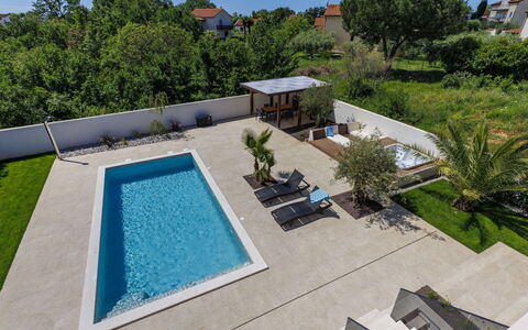Villa Sandro: Plante, Propriété, Ciel, L'Eau, Arbre, Bâtiment, Piscine, Design Urbain, Condominium, Zone Résidentielle