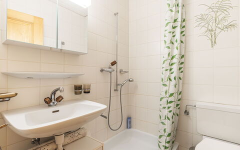 Pavillons a: Luminaire Plomberie, Miroir, Propriété, Évier, Robinet, Plante, Salle De Bains, Lavabo, Tete De Douche, Design Intérieur