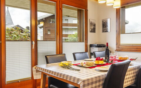 Pavillons a: Table, Meubles, Propriété, Fenêtre, Vaisselle, Bois, Design Intérieur, Chaise, Aliments