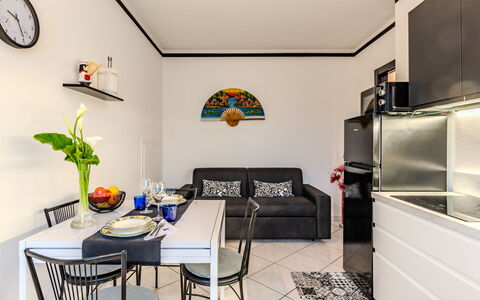 Nonna Grazia: Meubles, Propriété, Table, Cabinetry, Cadre, Bâtiment, Plante, Design Intérieur, L'Horloge