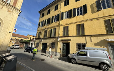Piazza S. Romano: Voiture, Roue, Bâtiment, Véhicule, Fenêtre, Propriété, Ciel, Mode De Transport, Nuage