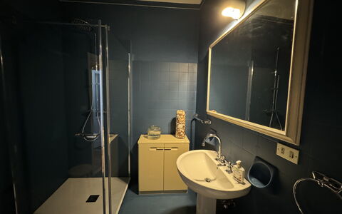Piazza S. Romano: Miroir, Robinet, Évier, Luminaire Plomberie, Lavabo, Salle De Bains, Sol, Plomberie, Bâtiment, Sol