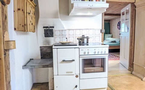Chalet Heidi: Cabinetry, Propriété, Comptoir, Appareil De Cuisine, Cuisinière, Cuisine, Bâtiment, Bois, Électroménager, Design Intérieur