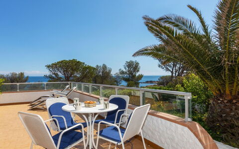 Sarnella: Ciel, Propriété, Plante, Meubles, Chaise, Bleu Azur, L'Eau, Mobilier De Jardin, Table, Ombre