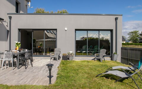 La Villa du Pêcheur: Ciel, Propriété, Plante, Bâtiment, Ombre, Lot Terre, Design Urbain, Herbe, Zone Résidentielle, Loisir