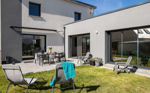 La Villa du Pêcheur: Propriété, Bâtiment, Meubles, Ombre, Plante, Ciel, Fenêtre, Lot Terre, Table, Design Intérieur