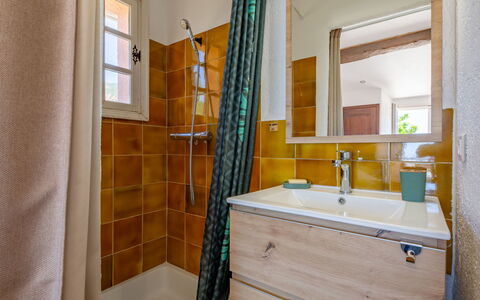 Maison Mime: Miroir, Robinet, Luminaire Plomberie, Évier, Bâtiment, Salle De Bains, Lavabo, Armoire De Toilette, Bois