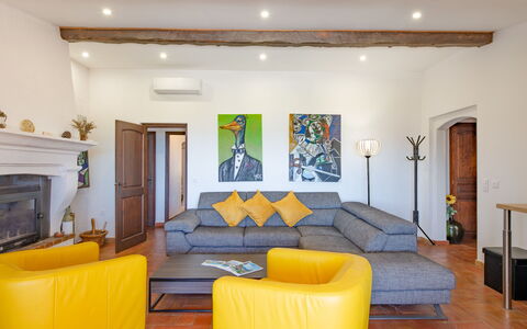 Maison Mime: Propriété, Meubles, Canapé, Confort, Design Intérieur, Décoration, Canapé-Lit, Salon, Jaune, Sol