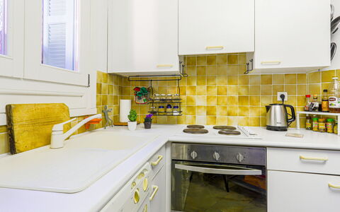 Le Palais Foch: Cabinetry, Evier, Comptoir, Robinet, Évier, Bâtiment, Cuisinière, Cuisine, Appareil De Cuisine, Cooktop