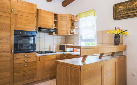Vila Milančić: Cabinetry, Comptoir, Propriété, Meubles, Bâtiment, Tiroir, Cadre, Bois, Appareil De Cuisine, Cuisine