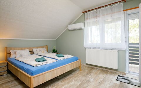Duma: Fenêtre, Confort, Bâtiment, Oreiller, Bois, Cadre De Lit, Blind Fenêtre, Design Intérieur, Ombre