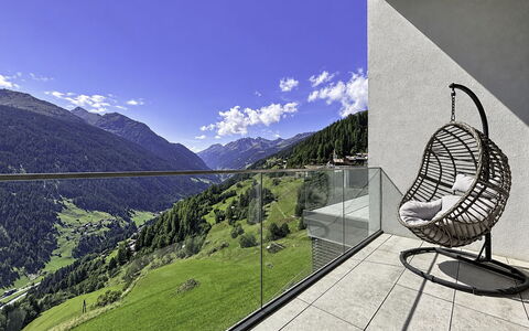 Skyline Retreat: Chaîne De Montagnes, Chaise, Balcon, Parquet, Crête, Alpes, Eco Hôtel, Appartement Penthouse, Salon
