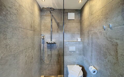 Skyline Retreat: Mur, Sol, Luminaire Plomberie, Sol, Tete De Douche, Salle De Bains, Plomberie, Plafond, Douche, Tuile