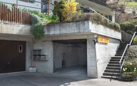 Chalet Anita: Plante, Propriété, Bâtiment, Fenêtre, Surface De La Route, Porte, Design Urbain, Fleur, Asphalte, Façade