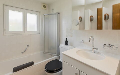 Chalet Anita: Salle De Bains, Design Intérieur, Luminaire Plomberie, Sol, Lavabo, Mur, Sol, Évier, Armoire De Toilette, Robinet