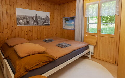 Chalet Anita: Chambre, Bois, Design Intérieur, Lit, Sol, Sol, Meubles, Drap De Lit, Pièce, Literie