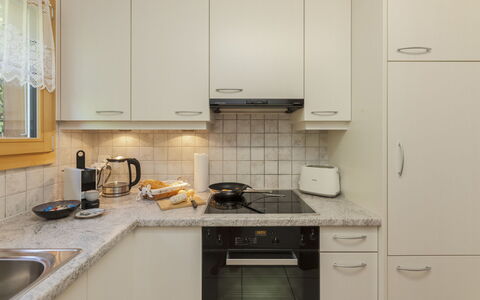 Chalet Anita: Cuisine, Comptoir, Appareil De Cuisine, Cabinetry, Principaux Appliance, Design Intérieur, Meubles, Bois, Evier, Sol