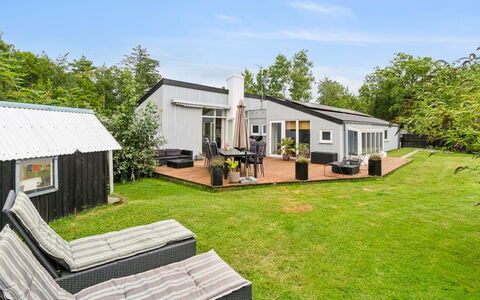Maritha - 400M from the Sea: Domicile, Maison, Toit, Lot Terre, Chalet, Biens, Pelouse, Jardin, Ombre, Ferme