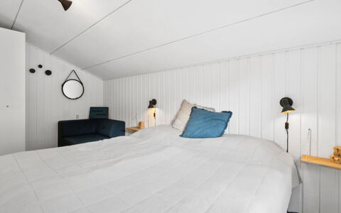 Maritha - 400M from the Sea: Bois, Chambre, Design Intérieur, Sol, Sol, Lit, Plafond, Drap De Lit, Literie, Linge