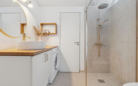 Maritha - 400M from the Sea: Sol, Design Intérieur, Luminaire Plomberie, Mur, Sol, Salle De Bains, Plafond, Robinet, Luminaire, Armoire De Toilette