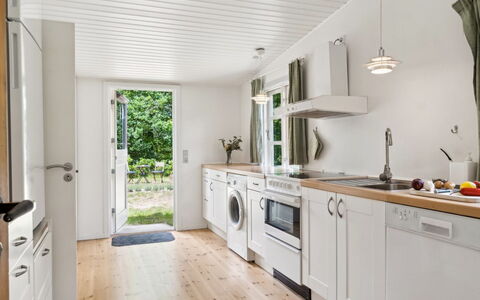 Heidl - 1.3Km to the Fjord: Sol, Bois, Cuisine, Sol, Design Intérieur, Comptoir, Meubles, Parquet, Appareil De Cuisine, Plafond