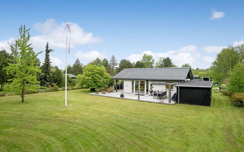 Ginie - 600M from the Sea: Maison, Domicile, Toit, Chalet, Biens, Aménagement Paysager, Batiments Jardin, Siding, Ferme
