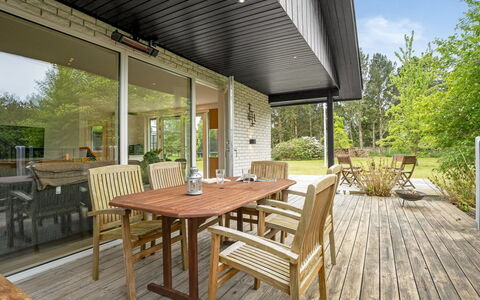 Ginie - 600M from the Sea: Maison, Domicile, Toit, Chalet, Biens, Aménagement Paysager, Batiments Jardin, Siding, Ferme