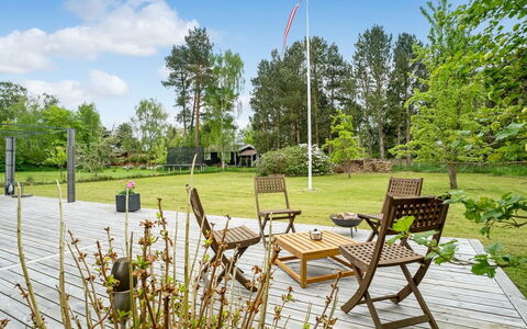 Ginie - 600M from the Sea: Toit, Maison, Domicile, Chalet, Porte, Siding, Plate-Forme, Porche, Planche, Dur