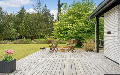 Ginie - 600M from the Sea: Toit, Maison, Domicile, Chalet, Porte, Siding, Plate-Forme, Porche, Planche, Dur