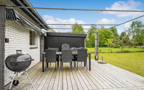Ginie - 600M from the Sea: Toit, Maison, Domicile, Chalet, Porte, Siding, Plate-Forme, Porche, Planche, Dur