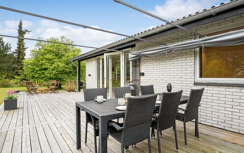 Ginie - 600M from the Sea: Toit, Maison, Domicile, Chalet, Porte, Siding, Plate-Forme, Porche, Planche, Dur