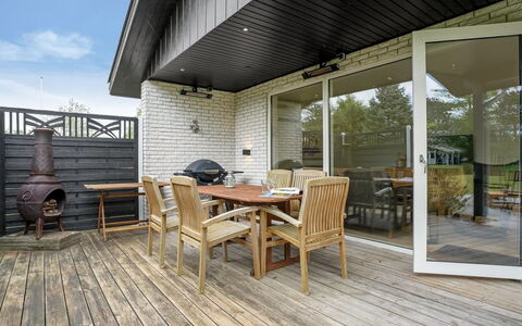 Ginie - 600M from the Sea: Toit, Maison, Domicile, Chalet, Porte, Siding, Plate-Forme, Porche, Planche, Dur
