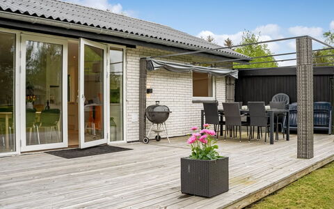 Ginie - 600M from the Sea: Toit, Maison, Domicile, Chalet, Porte, Siding, Plate-Forme, Porche, Planche, Dur