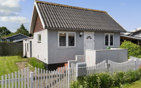 Paula - 80M from the Sea: Bleu, Arbuste, Chalet, Couverture De Sol, Jardin, Biens, Ombre, Aménagement Paysager, Ferme, Eco Hôtel