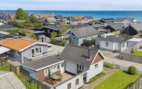 Paula - 80M from the Sea: Bleu, Arbuste, Chalet, Couverture De Sol, Jardin, Biens, Ombre, Aménagement Paysager, Ferme, Eco Hôtel