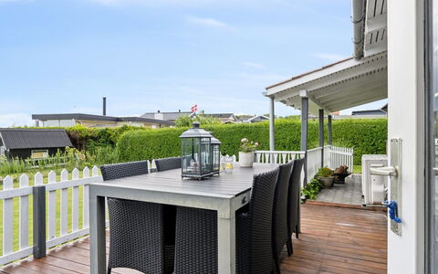 Diddi - 170M from the Sea: Maison, Domicile, Porte, Toit, Chalet, Biens, Jardin, Ombre, Siding, Cour