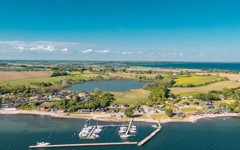Stygg - 75M from the Sea: Bleu, Arbuste, Chalet, Couverture De Sol, Jardin, Biens, Ombre, Aménagement Paysager, Ferme, Eco Hôtel