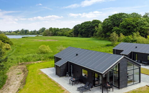 Stygg - 75M from the Sea: Bleu, Arbuste, Chalet, Couverture De Sol, Jardin, Biens, Ombre, Aménagement Paysager, Ferme, Eco Hôtel