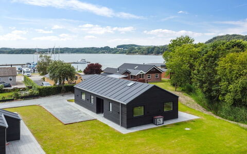 Stygg - 75M from the Sea: Bleu, Arbuste, Chalet, Couverture De Sol, Jardin, Biens, Ombre, Aménagement Paysager, Ferme, Eco Hôtel