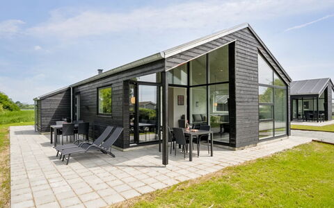 Stygg - 75M from the Sea: Bleu, Arbuste, Chalet, Couverture De Sol, Jardin, Biens, Ombre, Aménagement Paysager, Ferme, Eco Hôtel