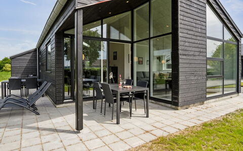 Stygg - 75M from the Sea: Bleu, Arbuste, Chalet, Couverture De Sol, Jardin, Biens, Ombre, Aménagement Paysager, Ferme, Eco Hôtel